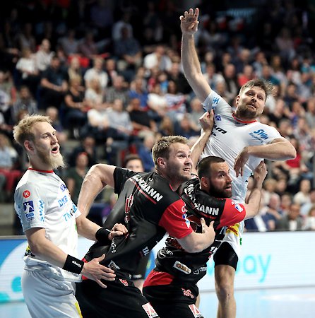 Große Freude: Der HC Erlangen gewinnt gegen den SC Magdeburg mit 26:25
