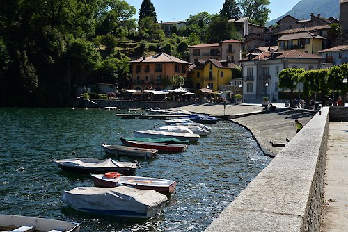 Blaue Flaggen am Lago Maggiore
