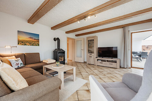 Wohnzimmer mit Kaminofen in der Ferienwohnung Sonnenblume!