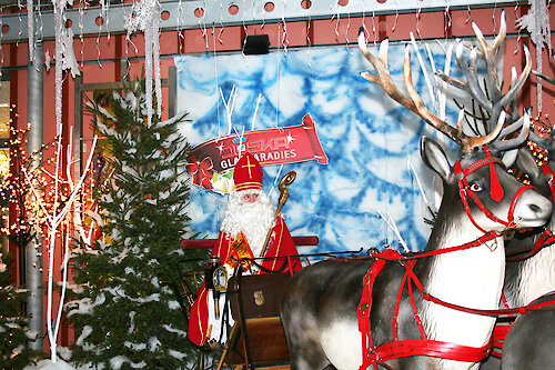 Der Nikolaus im JOSKA Glasparadies mit Rentierschlitten und festlicher Winterdekoration – stimmungsvolle Adventszeit in Bodenmais.