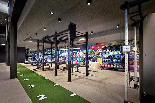 Moderner Fitnessbereich im Sporthotel Bayern