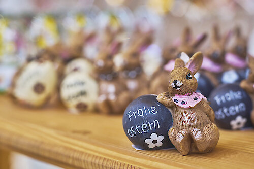 Süße Osterdekoration mit Keramikhase und Osterei mit „Frohe Ostern“-Schriftzug – festliche Geschenkidee aus dem JOSKA Glasparadies.