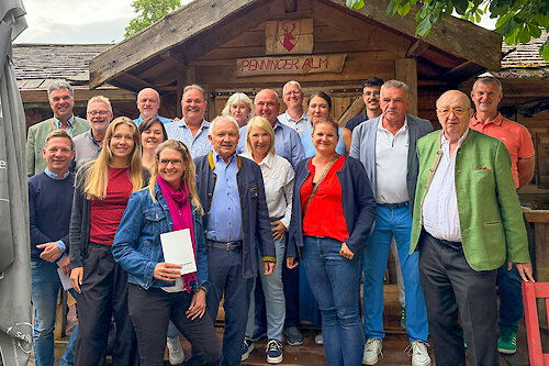 Tourismusdirektor Dieter Weinzierl (vorne links), Bürgermeister Jürgen Fundke (Dritter von rechts) und Clubpräsident Alois Hartl (Zweiter von rechts) zusammen mit den erfolgreichsten Spielern des Turniers.
