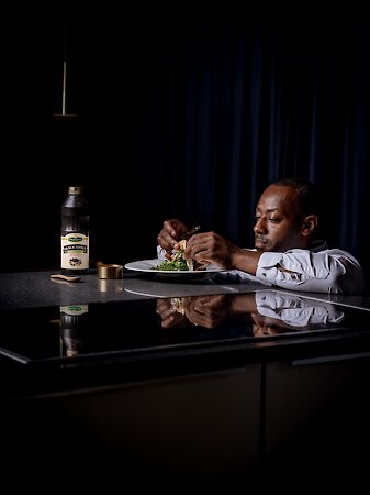 Schwarzer Knoblauch trifft Chakalaka: Oliehoorn und Sternekoch Anthony Sarpong launchen ungewöhnlichste Mayo des Jahres